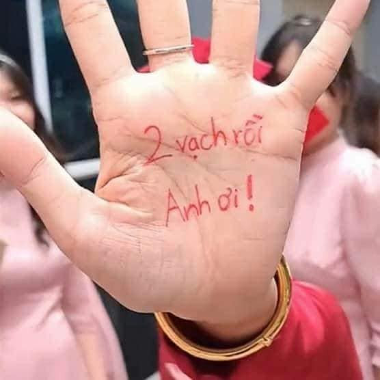 Cụ thể, trong lúc chờ chú rể tới đón dâu, cô nàng đã viết vào lòng bàn tay với nội dung: "2 vạch rồi. Anh ơi!".