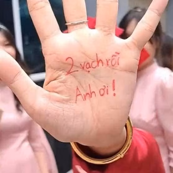 Cụ thể, trong lúc chờ chú rể tới đón dâu, cô nàng đã viết vào lòng bàn tay với nội dung: "2 vạch rồi. Anh ơi!".