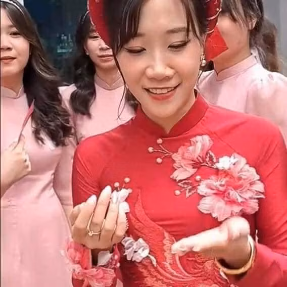 Mới đây, một cô dâu đã khiến netizen phải ôm bụng cười khi có màn tặng quà cưới cho chú rể theo trend viết vào lòng bàn tay đang hot trên MXH.