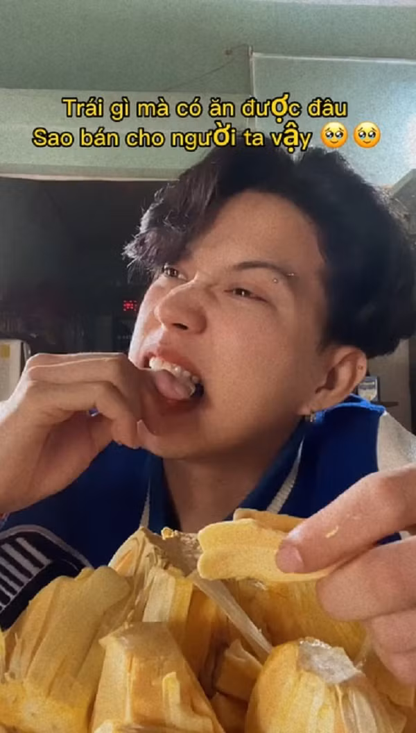 Theo dõi video của TikToker Nờ Ô Nô netizen cảm thấy khó hiểu vì thứ anh chàng đang ăn là hạt mít sống. Nhiều người tò mò không biết anh chàng thị phi này thực sự không biết cách ăn như thế nào hay cố tình làm như vậy để thu hút sự chú ý.