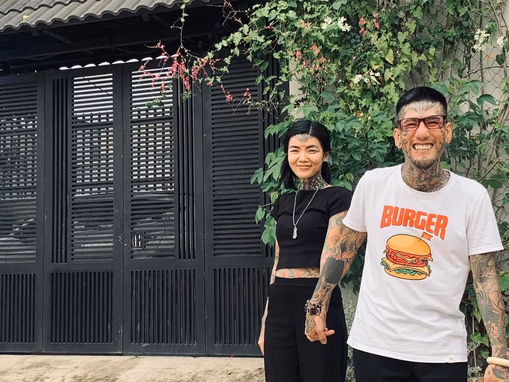 6 năm sau lần nổi tiếng đó, cuộc sống của Mai Phạm cũng đã có nhiều đổi thay. Trên trang cá nhân, cô gái xăm trổ thu hút tới gần 500.000 người theo dõi.