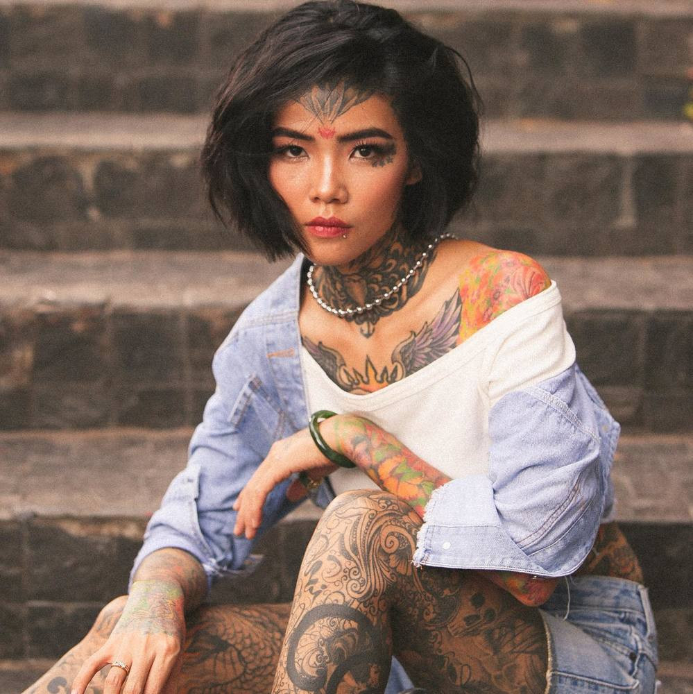 Mai Phạm tự tay đăng tải tấm ảnh lên trang cá nhân thể hiện sự bất bình khi bắt gặp ánh mắt dè bỉu của người lớn với những hình xăm của mình.