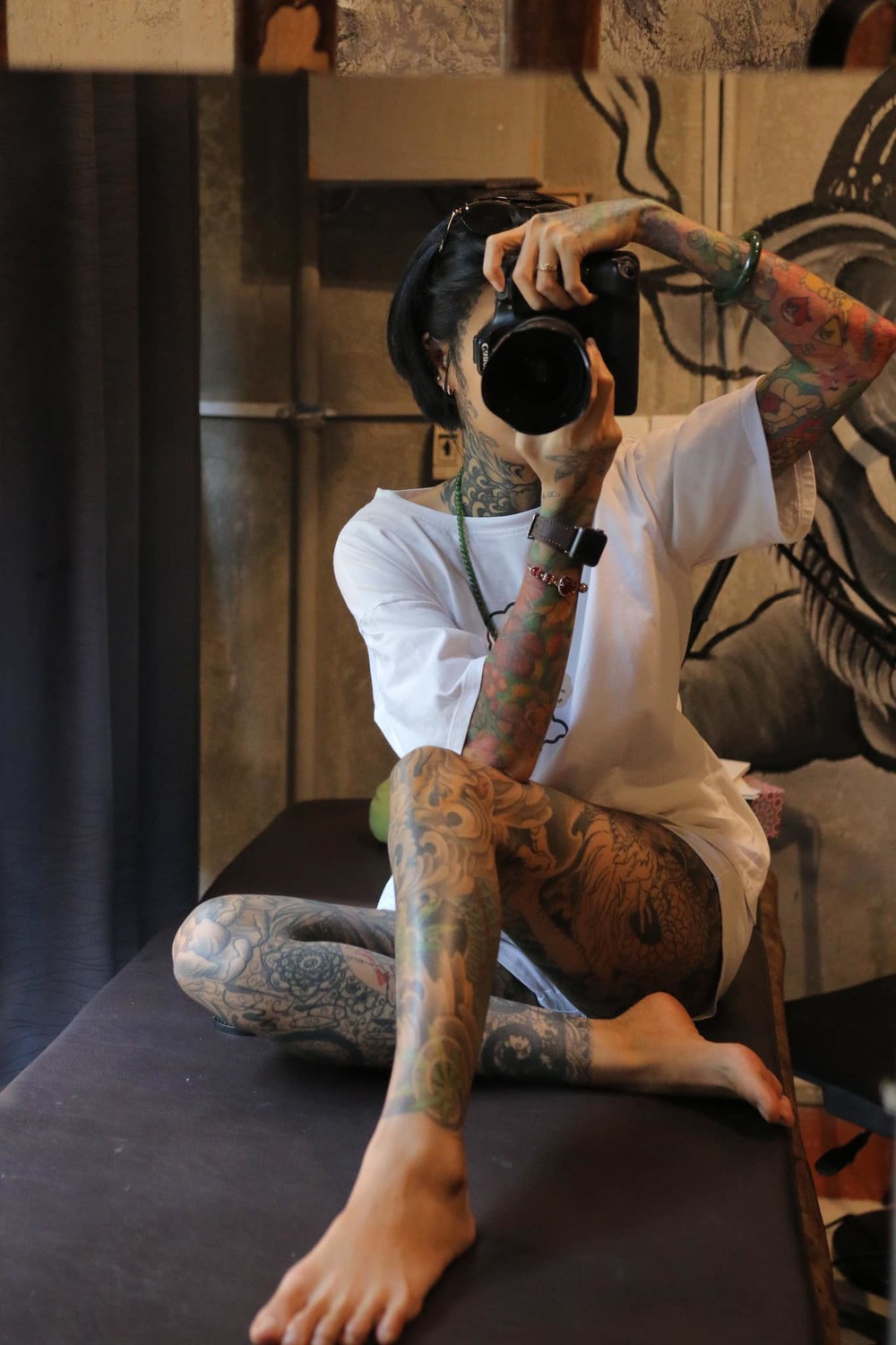 Bài đăng của Mai Phạm nhận về nhiều ý kiến trái chiều khi người lên tiếng bênh vực, kẻ lại chỉ trích cho rằng cô đang nóng nảy và thiếu lễ phép với người lớn.