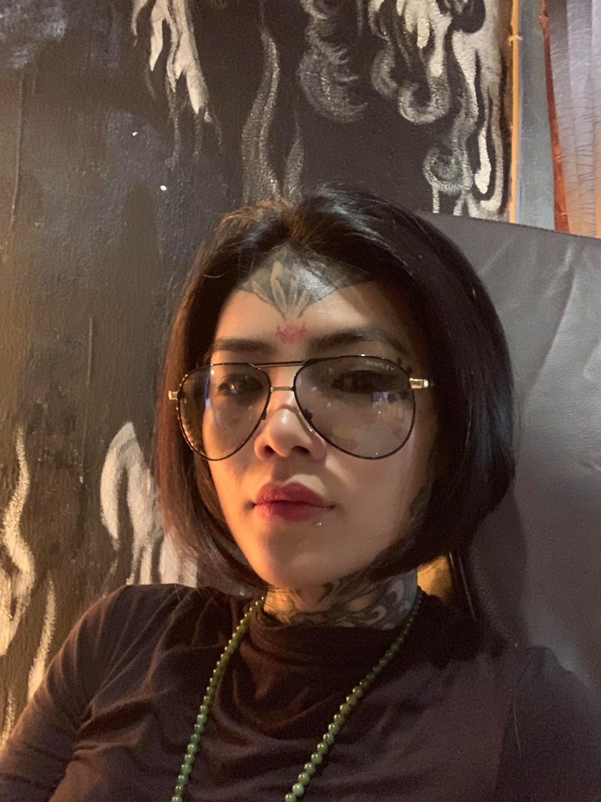 Thậm chí từng có khoảng thời gian nữ thợ xăm Mai Phạm còn quyết định cạo trọc để xăm trên đầu và tự nhận định "nhìn tôi bây giờ còn ghê hơn nhiều".