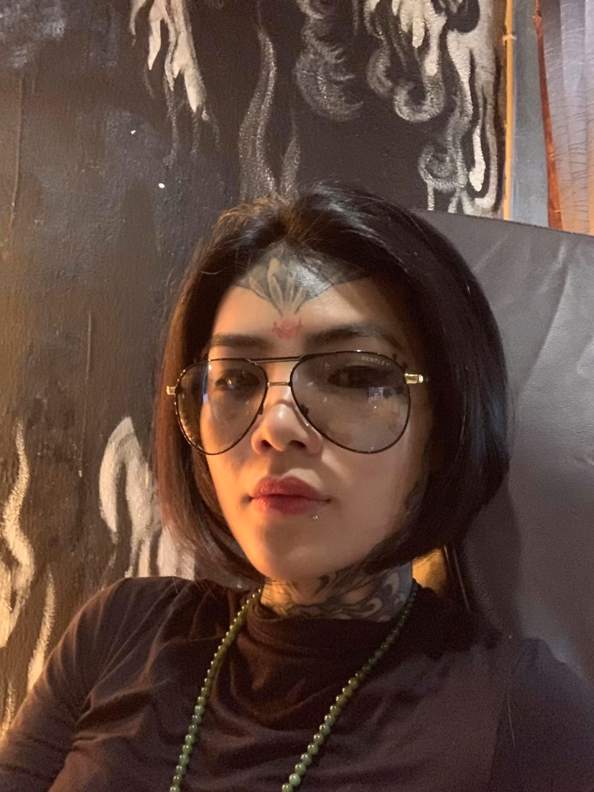 Thậm chí từng có khoảng thời gian nữ thợ xăm Mai Phạm còn quyết định cạo trọc để xăm trên đầu và tự nhận định "nhìn tôi bây giờ còn ghê hơn nhiều".