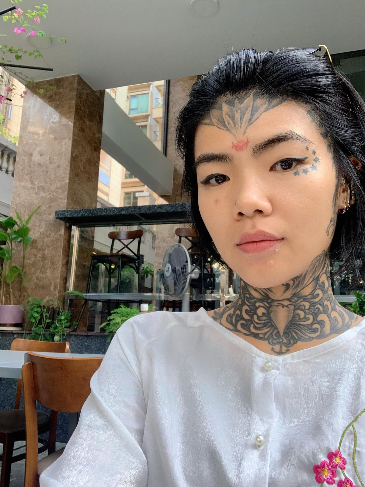 Bản thân Mai Phạm rất thích xăm hình và muốn dùng hình xăm để thu hút mọi người chú ý tới mình.