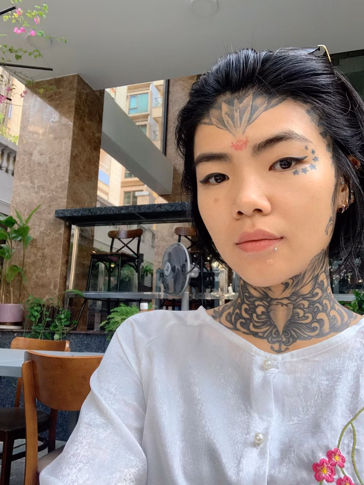 Bản thân Mai Phạm rất thích xăm hình và muốn dùng hình xăm để thu hút mọi người chú ý tới mình.