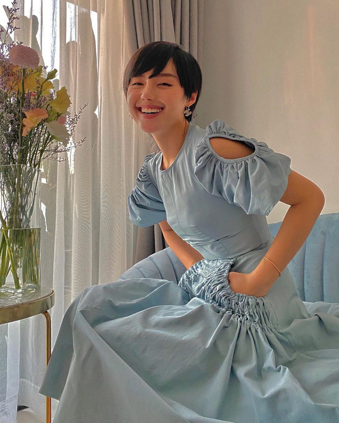 Mở hàng cho dàn hot girl Việt trong việc ở nhà nghỉ dịch COVID-19 vẫn có ảnh sống ảo là "cô em Trendy" Khánh Linh. Cô nàng đã tự biến căn hộ của mình thành một studio thu nhỏ.