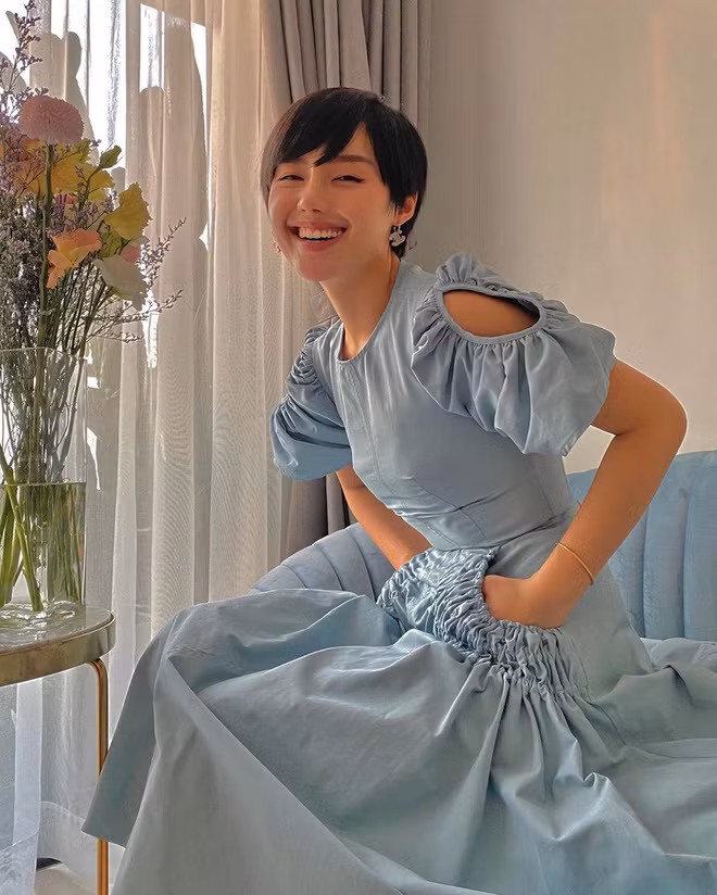 Mở hàng cho dàn hot girl Việt trong việc ở nhà nghỉ dịch COVID-19 vẫn có ảnh sống ảo là "cô em Trendy" Khánh Linh. Cô nàng đã tự biến căn hộ của mình thành một studio thu nhỏ.