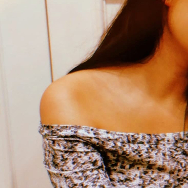 Dường như việc khoe vai trần là điều mà nữ MC VTV này khá thích khi trong thời gian gần đây, cô nàng liên tục đăng tải những bức hình dạng này.