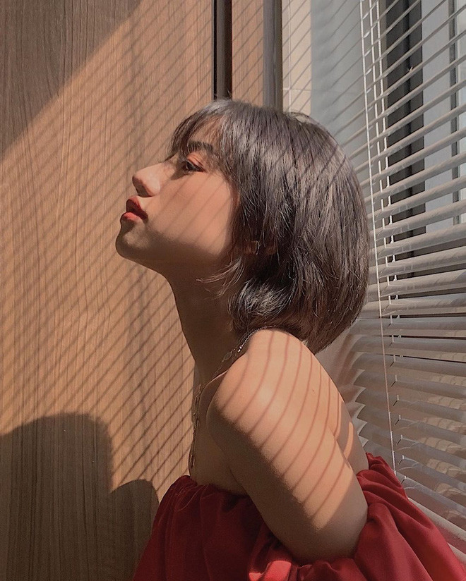 Ngay sau đó, hot girl Việt xinh đẹp này đã cho biết, view này thuộc phòng tắm trong căn hộ của mình. Chỉ với chút nắng hắt vào qua cửa chớp, cô nàng đã có ngay bộ ảnh "xịn sò".