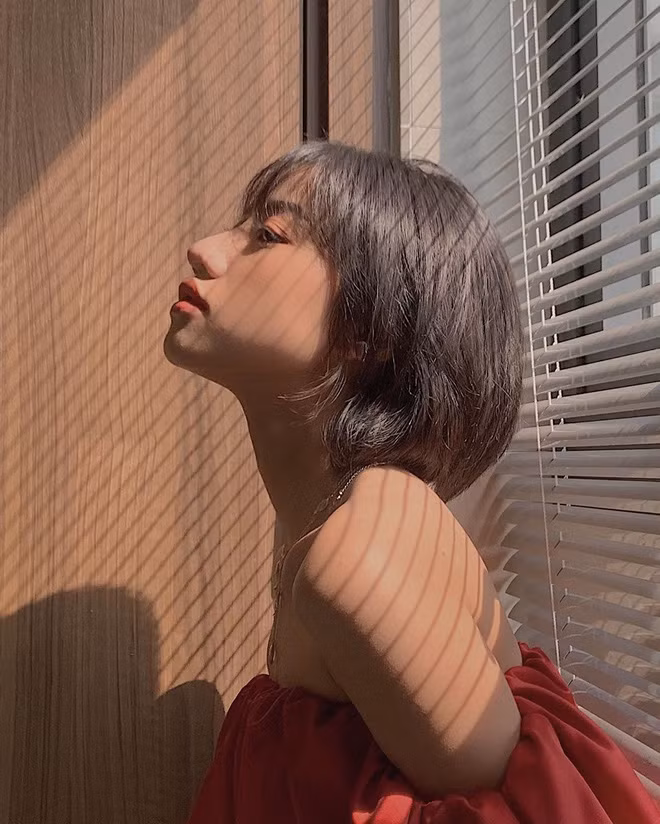 Ngay sau đó, hot girl Việt xinh đẹp này đã cho biết, view này thuộc phòng tắm trong căn hộ của mình. Chỉ với chút nắng hắt vào qua cửa chớp, cô nàng đã có ngay bộ ảnh "xịn sò".