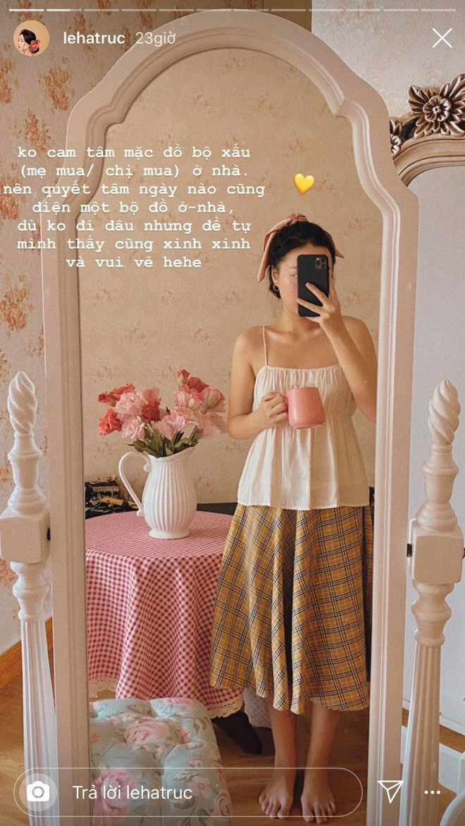 Dù chẳng đi đâu nhưng ngày nào Hà Trúc cũng phải diện một bộ đồ thật xinh ở nhà để thấy vui vẻ hơn và để có ảnh sống ảo trên MXH.