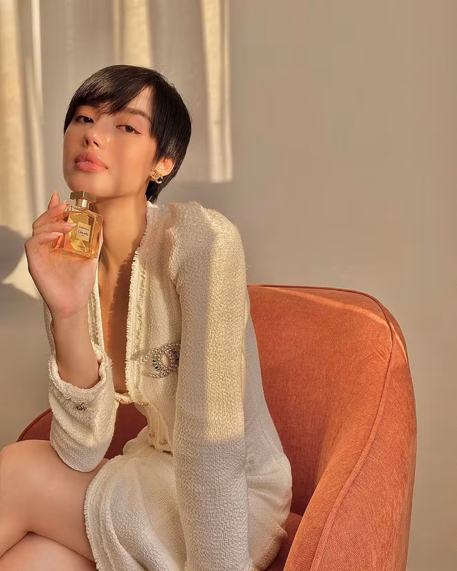 Khánh Linh tận dụng tất cả mọi thứ từ bình bông mới mua, chiếc ghế sofa và cả ánh nắng hắt vào nhà để cho ra đời những bức hình cực nghệ.