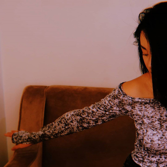 Cũng chỉ là chiếc sofa, cánh cửa màu trắng nhưng những bức hình của MC Quỳnh Chi cũng quyến rũ ra trò.