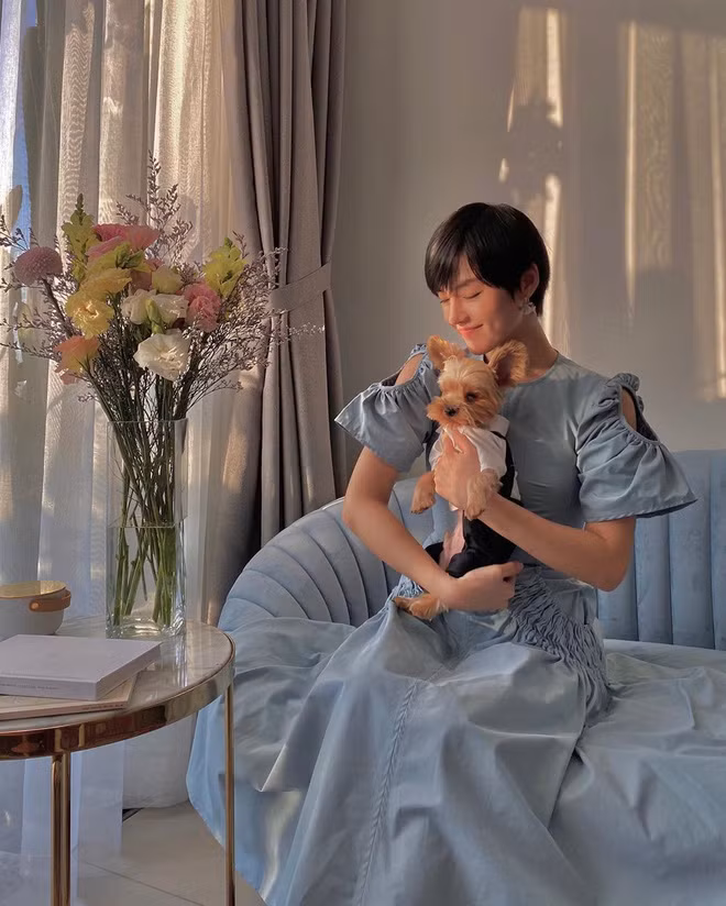 Thậm chí, Khánh Linh còn đùa rằng mình có "hiện tượng lạ" sau thời gian dài ở nhà: Mê hoa hơn, mê mặc đầm hơn.