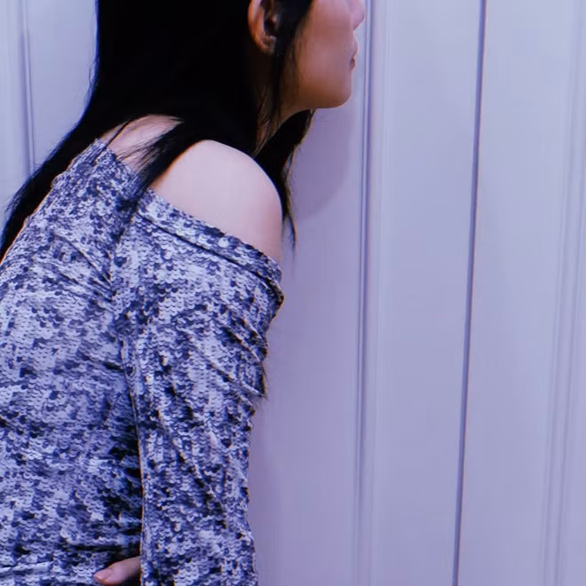 Khác với Khánh Linh, MC Quỳnh Chi lại lựa chọn cách chụp hình giấu mặt trong những ngày ở nhà để khoe bờ vai gầy, cánh tay mảnh khảnh.