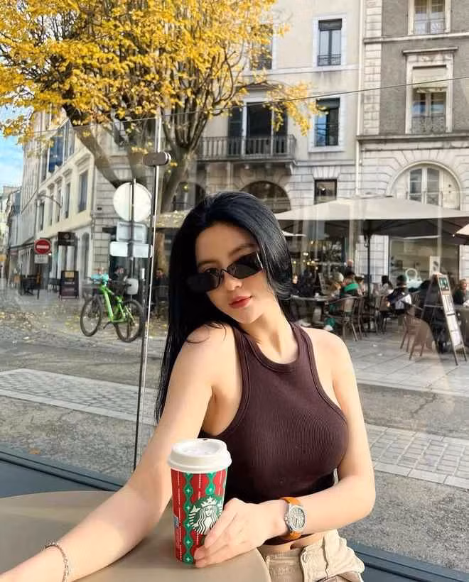 Nguyên văn câu chuyện là trước khi đi tập, Quang Hải còn chuẩn bị đồ ăn cho Chu Thanh Huyền, hơn nữa còn để lại lời nhắn “Uống thêm một cốc sữa nhé vợ yêu.” Nàng WAG cũng vui vẻ đáp lại bạn trai: “Vâng anh”.