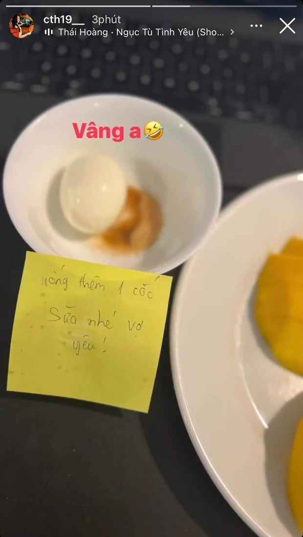 Mới đây, hot girl còn khoe được bạn trai chăm sóc tận tình, đã vậy còn gọi là “vợ yêu” nghe cực tình cảm.