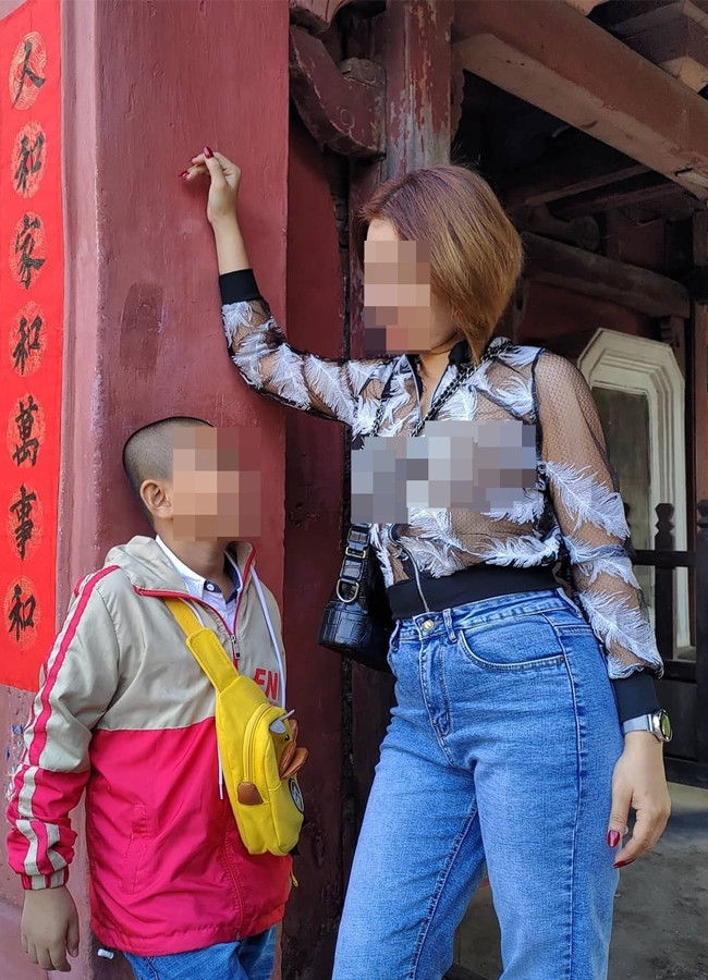 Cách đây chưa lâu, người phụ nữ có tên L.B.C từng gây tranh cãi vì lỗi ăn mặc phản cảm khi xuất hiện tại Hội An. Thay vì mặc nội y như những người bình thường cô ta lại chọn cách "thả rông" xuống phố khiến nhiều người phải đỏ mặt.