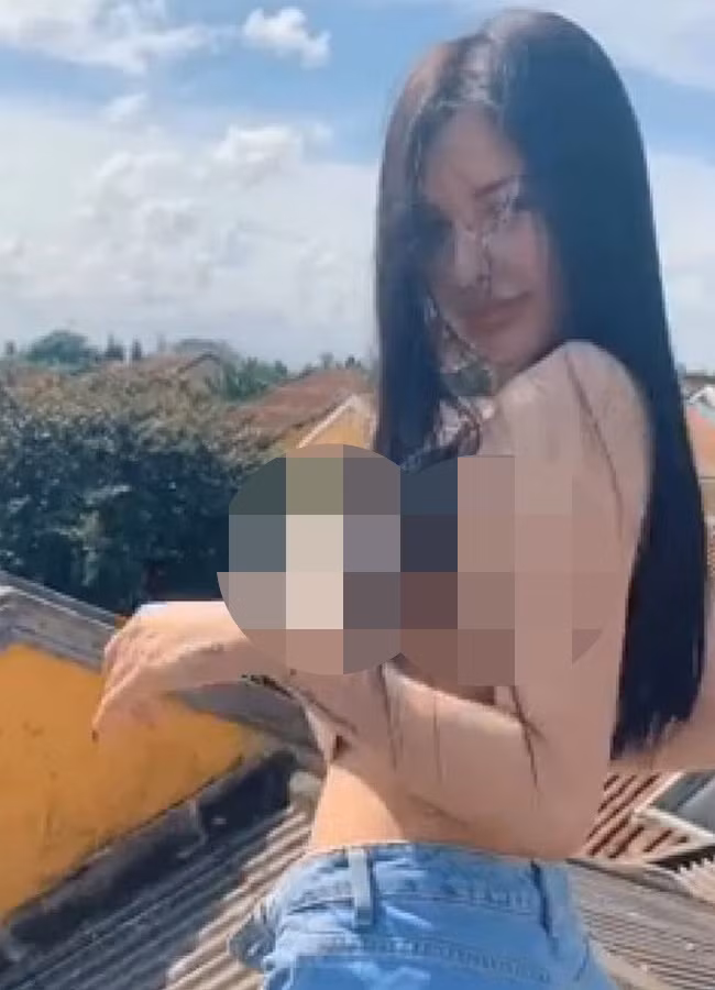 Bên cạnh những bức ảnh, clip 23 giây ghi lại hình ảnh của T.M.H bán nude trên sân thượng của một quán cafe ở Hội An đã nhanh chóng được lan truyền trên mạng xã hội khiến nhiều người bức xúc.