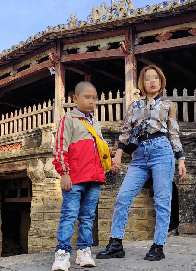 Không chỉ gây nhức mắt người đi đường bằng lối ăn mặc hở hang, người phụ nữ có tên L.B.C còn chụp ảnh cùng con trai ở Chùa Cầu - một nơi tôn nghiêm của Hội An.