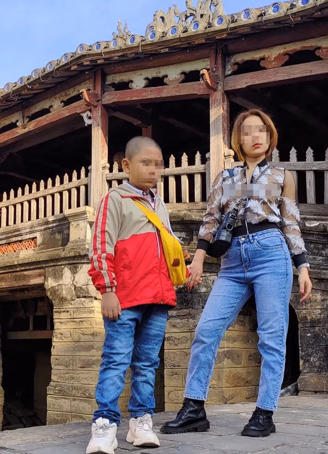 Không chỉ gây nhức mắt người đi đường bằng lối ăn mặc hở hang, người phụ nữ có tên L.B.C còn chụp ảnh cùng con trai ở Chùa Cầu - một nơi tôn nghiêm của Hội An.