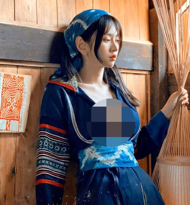 Không chỉ có phá hoại cảnh quan những cảnh đẹp hay nơi tôn nghiêm, nhiều người đẹp còn gây tai tiếng khi làm hỏng giá trị của những trang phục truyền thống. Điển hình nhất phải nhắc đến Lê Bống khi cô nàng mặc váy dân tộc, nhưng để "thả vòng 1 tự nhiên".