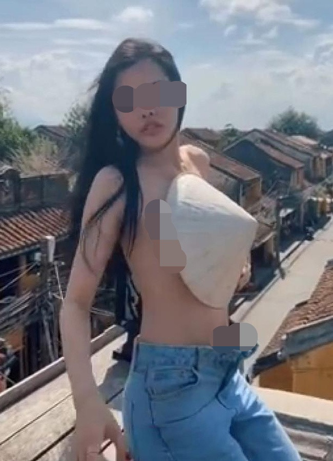 Trước đó, phố cổ Hội An từng một lần khác trở thành tâm điểm chú ý khi những bức ảnh bán nude trên sân thượng của một quán cafe của cô gái có tên T.M.H được dân mạng truyền tay nhau.