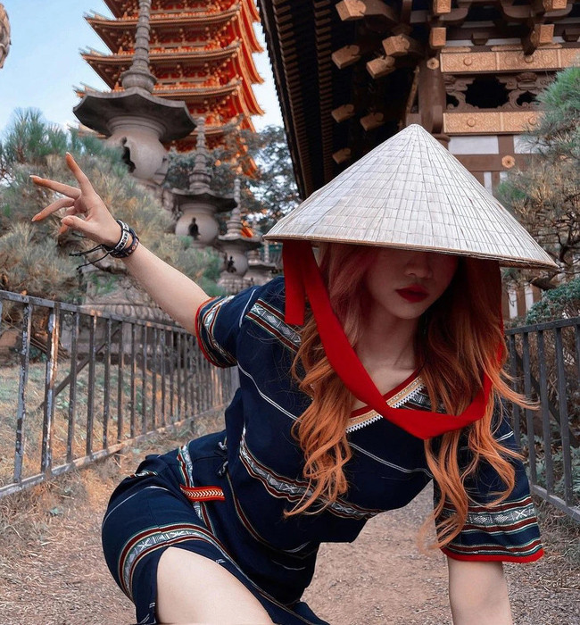 Những hình ảnh diện váy dân tộc xẻ hông cao hun hút, tạo dáng phản cảm chốn linh thiêng của Lê Bống đã vấp phải nhiều ý kiến trái chiều.