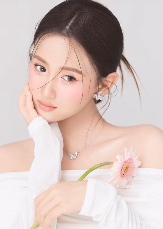 Cùng ngắm thêm những hình ảnh của bạn gái tiền vệ CLB HAGL - Trần Minh Vương.