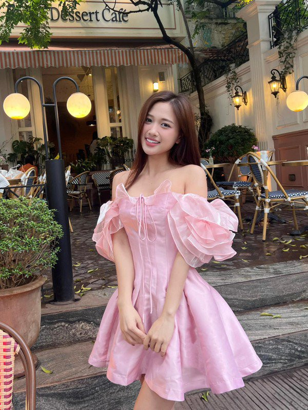 Điểm khiến Thu Hương nhận được nhiều lời khen đó là gương mặt thanh tú, vóc dáng nóng bỏng.