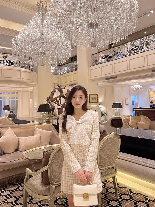 Nhờ sở hữu ngoại hình khả ái, cô từng đăng ký tham dự Miss &amp; Mister Hà Nội và đạt ngôi vị Hoa khôi Thanh lịch.