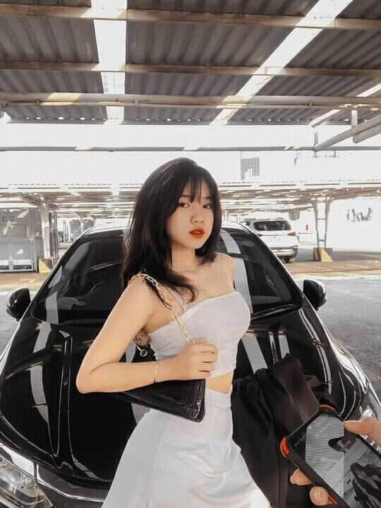 Sau đó, Lê Thị Khánh Huyền bắt đầu tư vấn livestream bán sản phẩm cũng như người mẫu quảng cáo cho nhiều thương hiệu khác. Ngoài việc rất chăm chỉ chia sẻ ảnh lên trên Instagram, cô còn tích cực chia sẻ những clip vui nhộn trên TikTok.