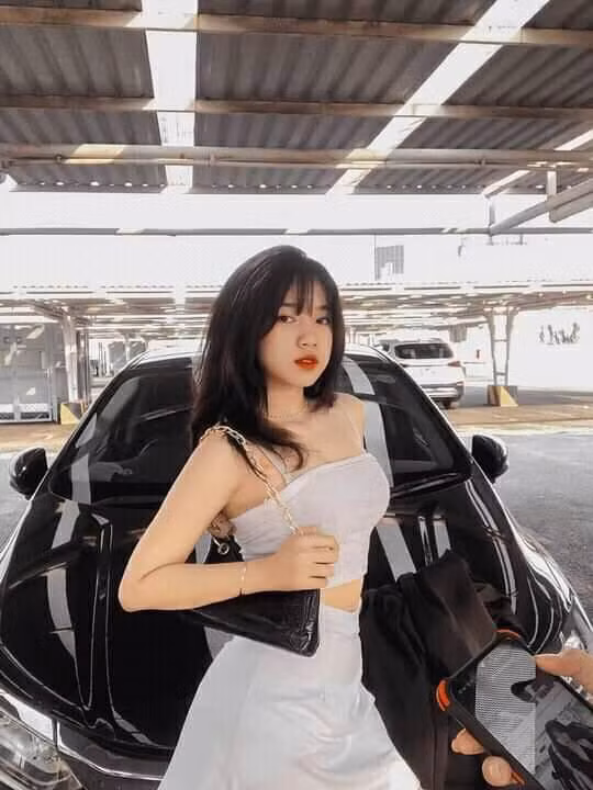 Sau đó, Lê Thị Khánh Huyền bắt đầu tư vấn livestream bán sản phẩm cũng như người mẫu quảng cáo cho nhiều thương hiệu khác. Ngoài việc rất chăm chỉ chia sẻ ảnh lên trên Instagram, cô còn tích cực chia sẻ những clip vui nhộn trên TikTok.