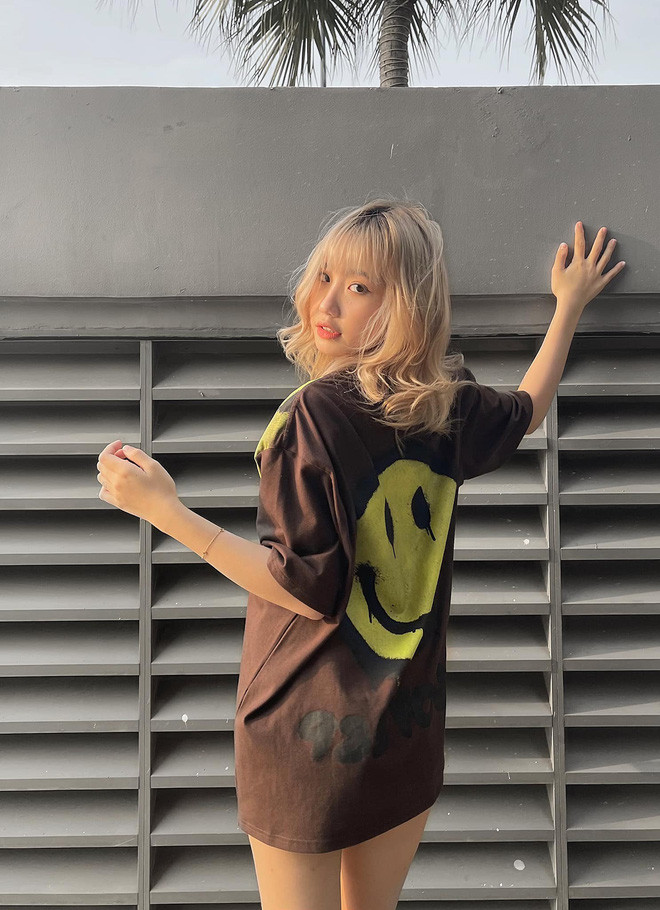 Với phong cách lớn hơn tuổi thật, Khánh Huyền bị nhiều người chỉ trích nhiều hơn bởi không phù hợp và thái độ có phần ngông nghênh.