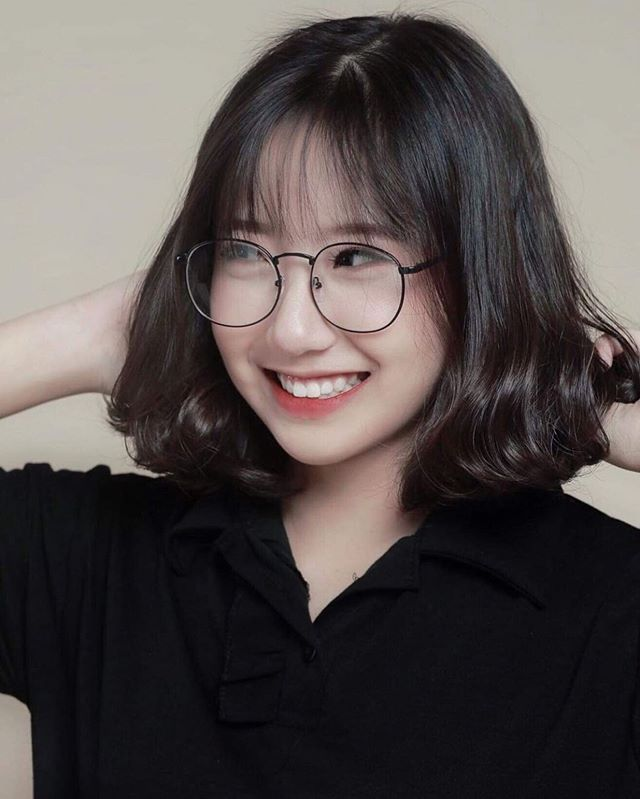 Lợi thế của TikToker Khánh Huyền là gương mặt xinh xắn cùng 3 vòng chuẩn chỉnh. Chính vì thế, cô nàng thường xuyên "đốt mắt" netizen với những bức ảnh nóng bỏng.