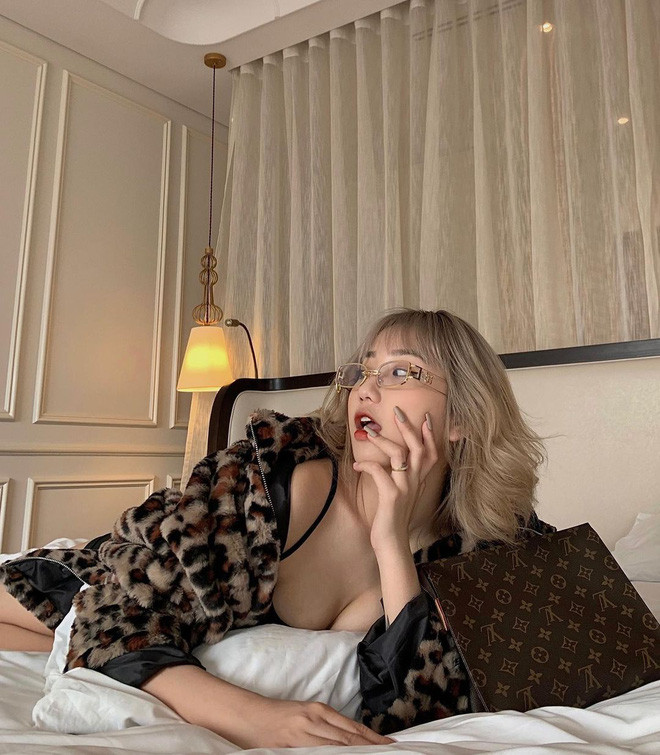 Sau đó, Khánh Huyền có những quyết định táo bạo hơn khi dần chụp ảnh theo concept người lớn. Năm đấy cô 16 tuổi và người hâm mộ bắt đầu biết đến rộng rãi với những hình ảnh nóng mắt trên trang cá nhân của mình.