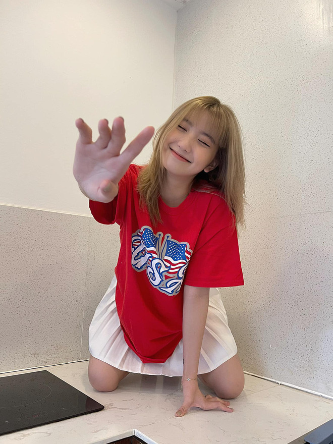 Khoảng giữa năm 2018, Khánh Huyền đánh dấu cho việc làm người mẫu ảnh khi bắt đầu khoe thân nội y nóng bỏng của mình cho một thương hiệu mẫu ảnh tại địa phương.