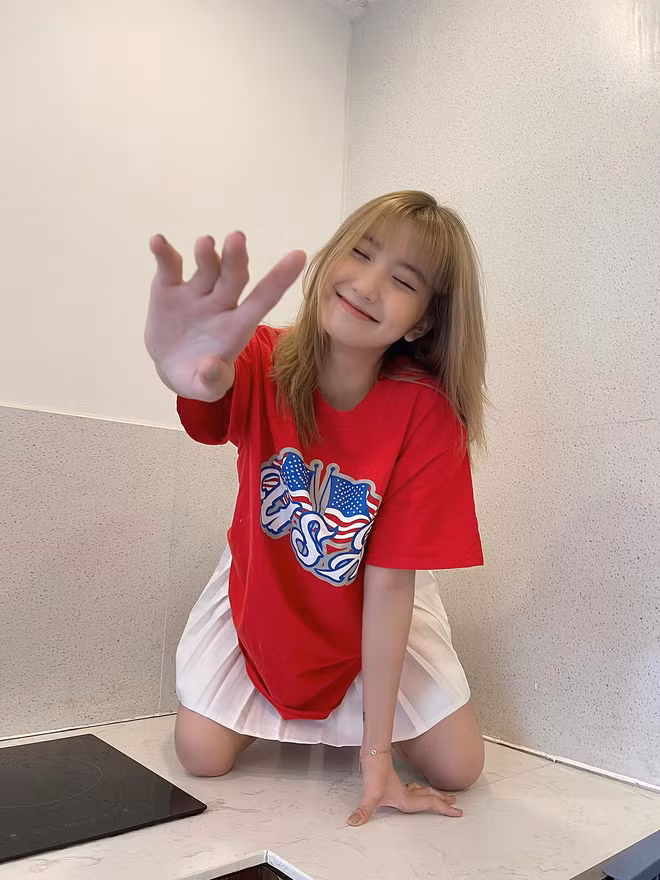 Khoảng giữa năm 2018, Khánh Huyền đánh dấu cho việc làm người mẫu ảnh khi bắt đầu khoe thân nội y nóng bỏng của mình cho một thương hiệu mẫu ảnh tại địa phương.