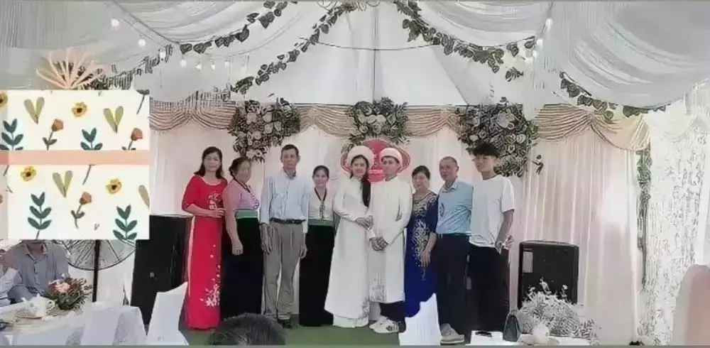 Trong ảnh, Đình Trọng - Trang Heo cùng mặc đồ đen, ngồi phía ngoài. Gây chú ý chính là vòng hai lớn như sắp đẻ của vợ sắp cưới chân sút họ Trần.