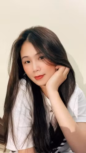 Tính đến nay, cặp đôi đã có 8 năm bên nhau mà chưa từng dính tin đồn rạn nứt. So với bạn gái sinh năm 1995, Đình Trọng kém 2 tuổi. Tuy nhiên, anh luôn thể hiện sự chững chạc, là chỗ dựa cho nửa kia.