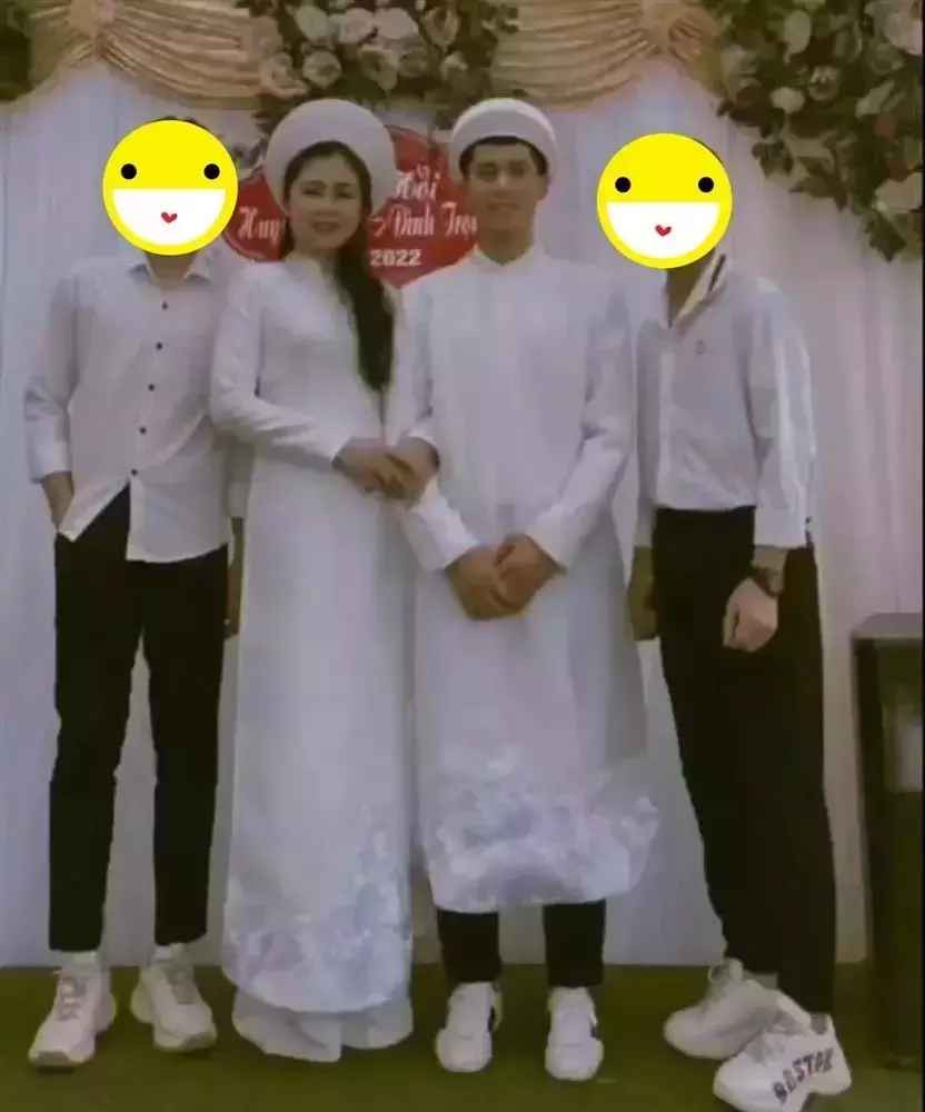 Dưới bài viết, rất nhiều người gửi lời chúc mừng nam cầu thủ đã lên chức bố.