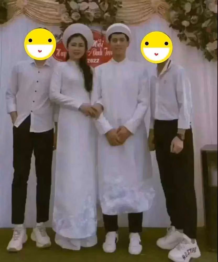 Dưới bài viết, rất nhiều người gửi lời chúc mừng nam cầu thủ đã lên chức bố.