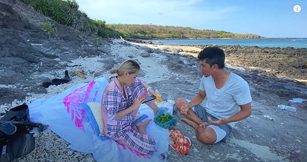 Gần đây, trên kênh Youtube của Lương Bằng Quang có đăng tải một vlog đi picnic của hai người tại bờ biển. Tuy nhiên, ngay ở tiêu đề của clip này lại là "Ngân 98 nổi giận với Lương Bằng Quang vì chuyện này" khiến nhiều người tò mò.