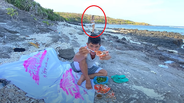 Cụ thể, bạn trai Ngân 98 quên không hâm nóng lại cua và vắt quá nhiều chanh vào trong nước chấm, điều này khiến cô vô cùng khó chịu và từ đó nổi cáu.