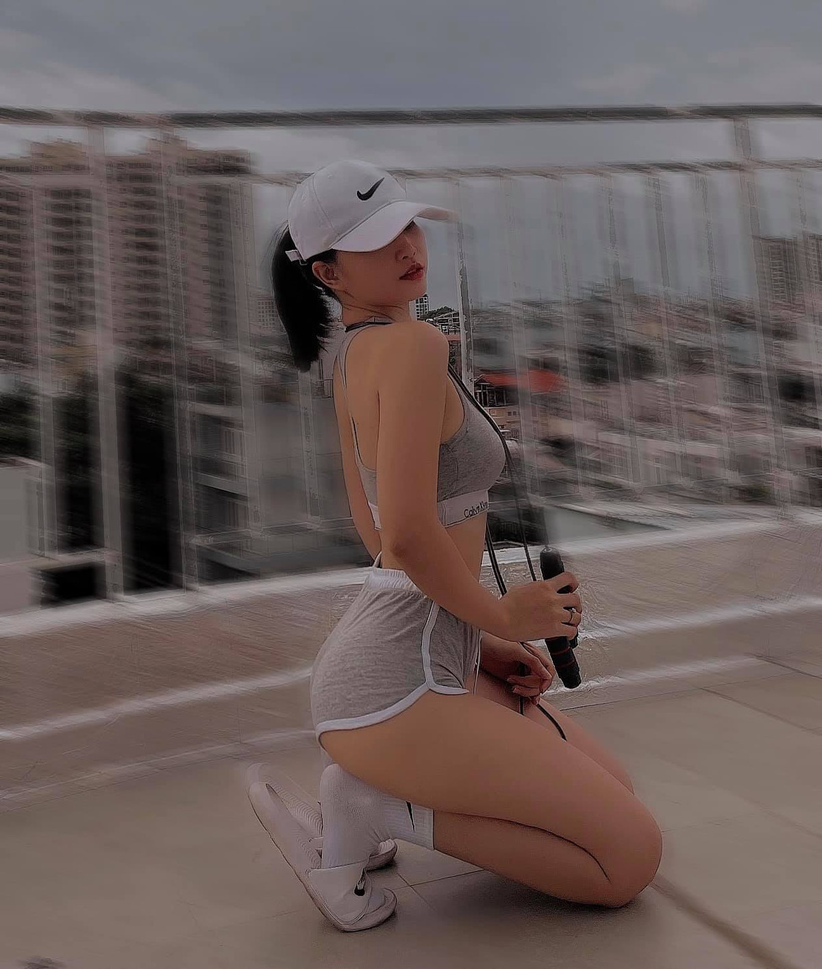 Cụ thể, Heri Trương chọn mặc set đồ thể thao màu ghi nhã nhặn. Cô nhanh tay lăng xê xu hướng thời trang đi tất kết hợp cùng dép lê như các tín đồ thời trang thế giới.