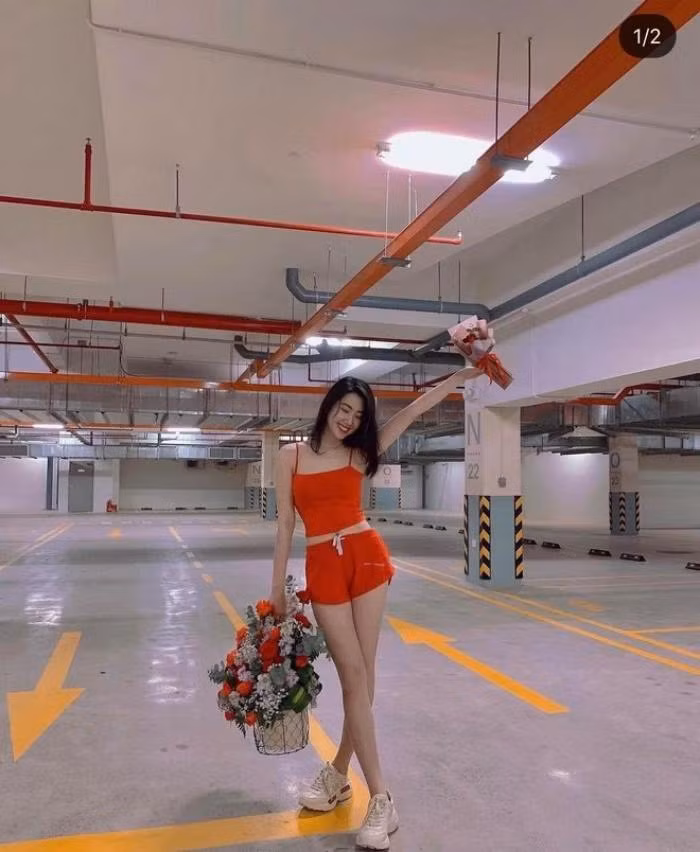 Đường cong hình thể quyến rũ của Heri Trương được phô diễn đẹp mắt qua góc chụp nghiêng. Tuy nhiên, chiếc quần cô mặc lại gây tranh cãi.