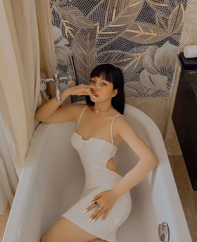 Đường cong hình thể quyến rũ và gương mặt đẹp của Heri Trương được phô diễn qua mọi góc chụp.