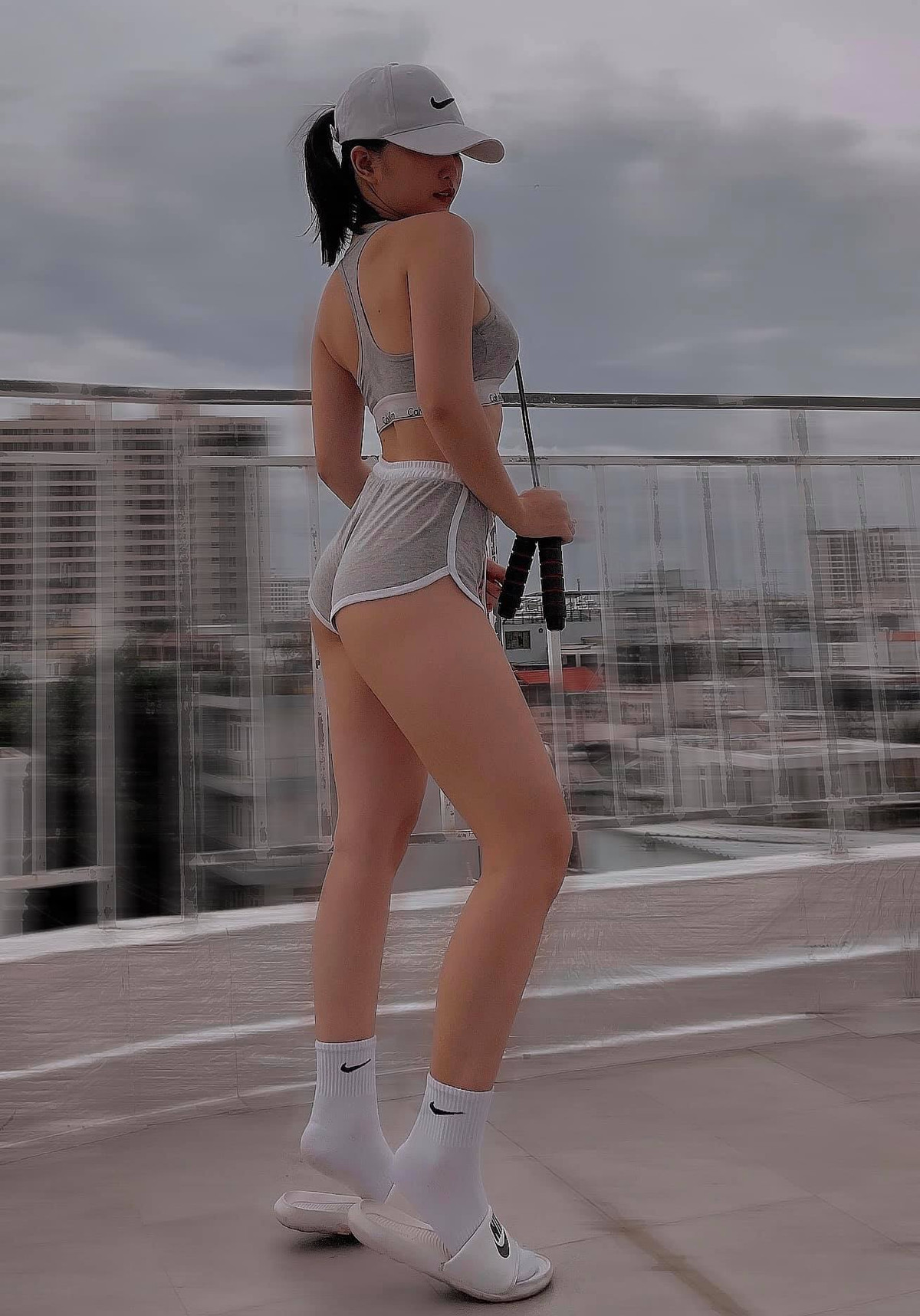 Mới đây trên trang cá nhân, Heri Trương gây tranh cãi khi diện trang phục tập cũn cỡn.